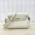 Bolso bandolera Kelly de cuero genuino blanco con cierre metálico y correa ajustable. - Blanco Roto