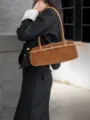 Borsa a tracolla retrò in camoscio marrone da donna, elegante borsa a baguette per autunno inverno. - Colore caramello