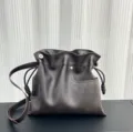 Bolso saco de piel suave marron oscuro con detalles de nudos y practico bolsillo lateral. - Café Vintage