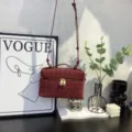 Sac bandoulière boîte tressé en daim bordeaux avec bandoulière réglable pour femmes. - Bordeaux