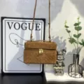 Sac bandoulière carré en daim tressé marron pour femme, sac à main de maquillage chic. - Couleur caramel