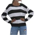 Vista detallada de un suéter de punto suelto a rayas blancas y negras para mujer - S / Tops / Negro