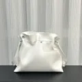 Vista detallada del bolso de hombro de cuero blanco suave con correa de nudo. - Blanco