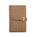 Porta passaporto intrecciato marrone con fibbia, porta carte in pelle e organizer. - Marrone