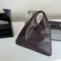 Sac à main triangulaire en cuir marron foncé, design vintage minimaliste cabas géométrique. - Café lisse