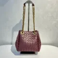 Sac seau en cuir tressé bourgogne avec lanières de chaîne dorées, sac à main élégant. - Bordeaux