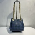 Sac seau en cuir et denim tressé avec bandoulière chaîne dorée épaisse sac élégant - Bleu profond