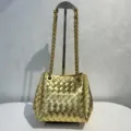 Sac à bandoulière de luxe en cuir tressé doré métallisé avec élégantes chaînes dorées. - Or