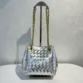 Sac seau en cuir tressé argenté avec bandoulière chaîne en métal épais, sac à main. - Argent
