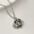 Close-up van vintage zilveren demonenvleugel hanger ketting, gedetailleerd gotisch sieraad. - XL0887-1 Zilver