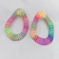 Detailaufnahme von bunten gewebten Faden Ohrringen, einzigartiger handgemachter Schmuck. - bunt