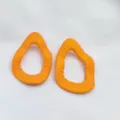 Oranger Stoff umwickelter unregelmässiger Ohrring Detailaufnahme, schick minimalistischer Schmuck - Orange