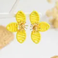 Schicke gelbe gewebte Blumen-Ohrstecker mit goldenen Metall-Stempeldetails, stylisches Schmuckstück. - Gelb