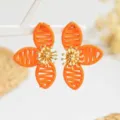 Orange fadenummantelte Blumen Ohrstecker mit Gold Metal Mitte, einzigartiger Nischen Schmuck. - Orange