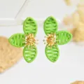 Grüne geflochtene Stoffblumen Ohrringe mit goldenem Metallzentrum für elegante Details. - Grün
