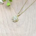 Goldfarbene vierblättrige Kleeblatt Halskette Detailansicht, feiner Zirkon Anhänger Schmuck. - XL1992-165