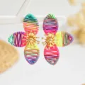 Bunte fadenummantelte Blumen Ohrringe fuer Damen, handgearbeitete bunte Blumenhaengeschmuck. - bunt