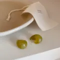 Κοντινό πλάνο σε σκουλαρίκια σταγόνας από ακρυλική ρητίνη λεπτομέρεια μινιμαλιστικά. - XL1813-3 Πράσινο