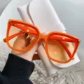 Μοντέρνα γυαλιά ηλίου oversize με ντεγραντέ πορτοκαλί και κομψή λευκή θήκη προστασίας - XL1566-3