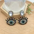 Κοντινή λεπτομέρεια από εντυπωσιακά σκουλαρίκια με λαμπερά στρας και κρυστάλλους. - Λευκό