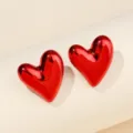 Γυαλιστερά κόκκινα σκουλαρίκια καρδιάς close-up, λείο μεταλλικό φινίρισμα, κομψό κόσμημα. - XL1475-8 ασύμμετρη καρδιά κόκκινο