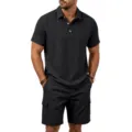 Detailansicht des lässigen schwarzen Leinen-Polohemds und passenden Cargoshorts für Herren. - S / Oberteil und Unterteil / Schwarz