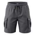 Primer plano detallado de pantalones cortos cargo para hombre gris oscuro con bolsillos y cordón. - Gris oscuro