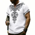 Nahaufnahme des weißen Herren Leinen Kurzarm Hoodies mit einzigartigem schwarzem Runen-Print. - S / Oberteile / Weiß