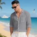 Vista dettagliata della camicia in lino casual da uomo in spiaggia, colletto classico. - Taglia S / Top / Grigio