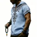 Vista detallada de la camiseta de manga corta con capucha azul claro con estampado gráfico rúnico. - Azul claro