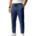 Detailopname van blauwe casual broek voor heren met elastische trekkoordtail en zakken. - S / Bottoms / Marineblauw