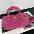 Rosa Wildleder Bowling Handtasche für Damen, stilvolle Kissen Tasche mit goldener Hardware. - Fuchsia