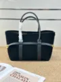 Bolso tote de ante negro con correas de cuero y herrajes dorados, diseño elegante para diario. - Negro