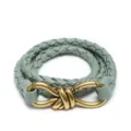 Damen Salbeigruenes geflochtenes Lederarmband mit goldfarbenem Metallknotenverschluss. - Schilfgrün