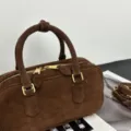 Braune Wildleder Bowling Handtasche, klassische Kissen Umhängetasche für elegante Frauen. - Braun