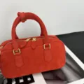 Rote Wildleder Bowling Handtasche mit Metallreisverschluessen, stylische Retro Schultertasche. - Rot