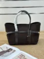 Lujoso bolso tote de ante para mujer, estilo old money bolso de cuero mate con anillos metalicos. - Café Negro