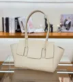Luxuriöse beige Ledertragetasche mit klassischem Trapezdesign und Henkeln für Damen. - Gebrochenes Weiß