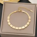 Detailansicht eines minimalistischen goldfarbenen Titanstahl-Armbands mit 'Love'-Gravur - Love Gravierte Schlangenknochenkette (5242) / Gold