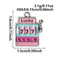 Detail eines 3D-Edelstahl-Glücksspielautomaten-Anhängers mit Lucky 777 und Maßen - Rosa und Blaues Spielautomat Stil (B389-S)