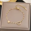 Eleganter Armband aus goldfarbenem Titanstahl mit hohlen und massiven Herzanhängern - Herzanhänger Gespleißte Kette (5212) / Gold