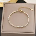 Eleganter vergoldeter Edelstahl Tennis Armband mit funkelnden klaren Kristallen - Quadratisch Geschnittenes Straß-Tennisarmband-Stil (5207) / Gold