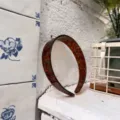 Vista dettagliata di un cerchietto tartarugato vintage, elegante accessorio per capelli da donna. - Cerchietto Largo con Denti Antiscivolo / Tartarugato Blu
