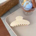 Gestreifte Haarklammer mit acht Zähnen, süßes und elegantes Haar-Accessoire für jeden Tag. - 8-Zähne Haarklammer / Mango-Bonbon