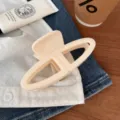 Vista di dettaglio elegante molletta per capelli a doppio semicerchio francese, accessorio chic. - Bianco Solido