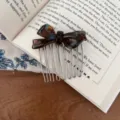 Schildpad strik haarkam detail, vintage acetaat haaraccessoire voor elegante dagelijkse styling. - Blauw-Wit Schildpad - Acetaat Haargaaffel