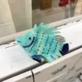 Graziosa molletta per capelli in acetato a forma di pesce verde menta, perfetta per lo styling. - Pinza Pesce Verde Menta Coda Blu Scuro