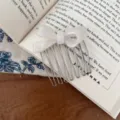 Detail haarkam met strik in acetaat voor stijlvolle dameskapsels en dagelijkse haarstyling. - Maanlicht Wit - Acetaat Haargaaffel