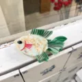Primer plano detallado de una linda pinza de pelo de acetato con diseño de pez marino. - Pinza Pez Verde Claro Cola Verde Esmeralda