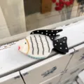 Morsetto per capelli pesce marino in acetato, grazioso design a pois bianco e nero, sicuro. - Pinza Pesce A Pois Bianchi Coda Nera